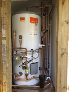 Unvented hot water installation